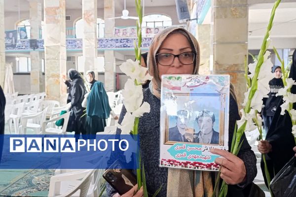 گل‌های سپاس بر مزار قهرمانان شیراز