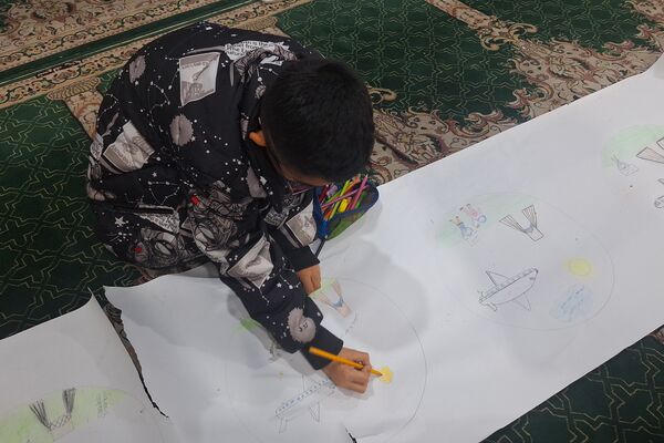 برپایی نقاشی همگانی در هفته ماها در آموزشگاه معارف۶ ناحیه ۳شیراز 