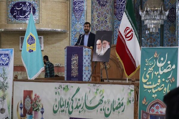 نماز جمعه این هفته شهرستان پاکدشت شاهد حضور پر رنگ فرهنگیان بود