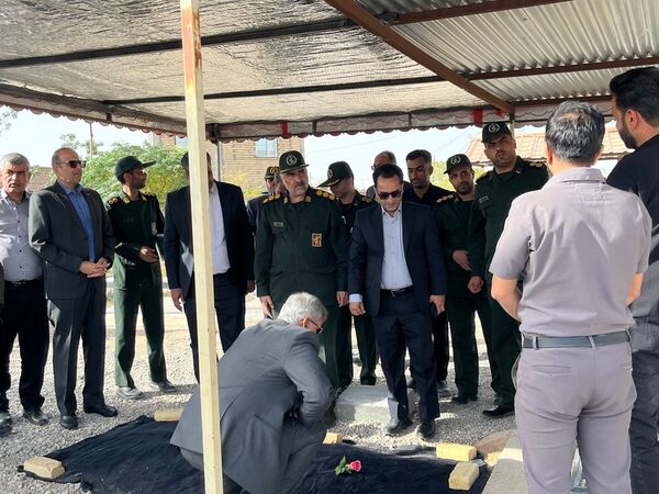 بازدید و غبار روبی مسئولین از مزار شهدای روستای دهنو خلیل آباد 