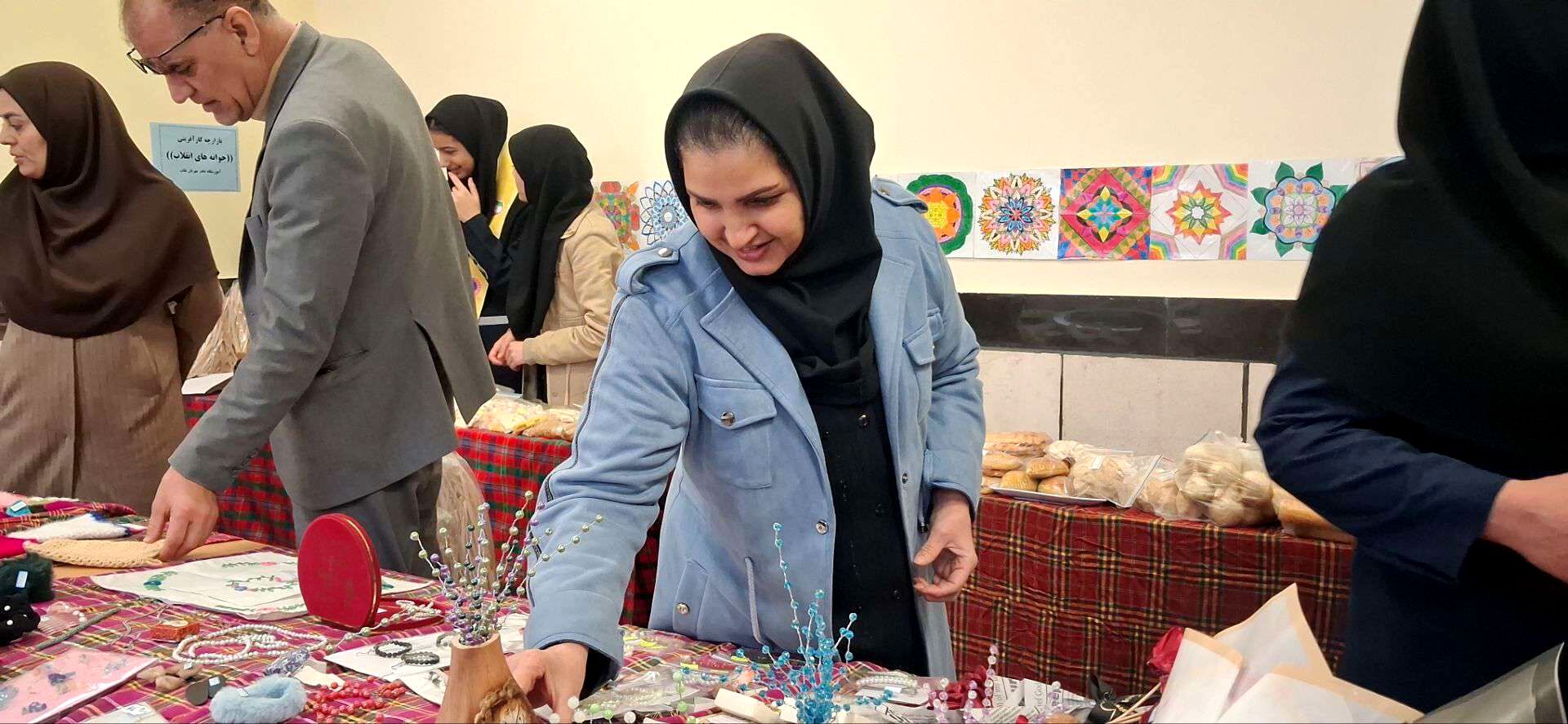 بازدید مدیر و پرسنل دبیرستان مادر مهربان خلیل آباد از بازارچه کار آفرینی