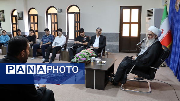 دیدار نخبگان دانش‌آموزی با نماینده ولی فقیه در استان بوشهر 