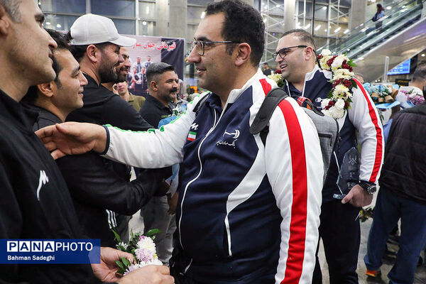 بازگشت تیم ملی وزنه‌برداری با جام قهرمانی‌