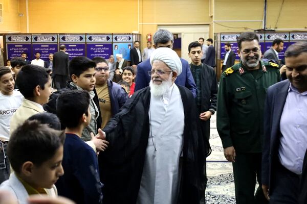 ضیافت افطاری جمعی از دانش‌آموزان با امام جمعه یزد 