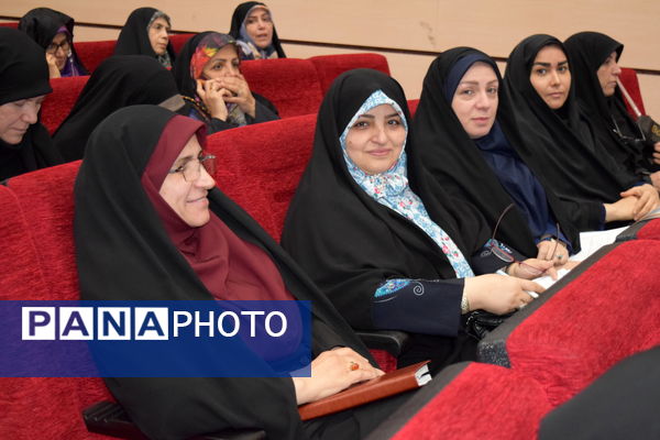 نشست توانمندسازی مدیران منطقه ۱۴ با محوریت مدیریت مدرسه‌محور و تحول آموزشی