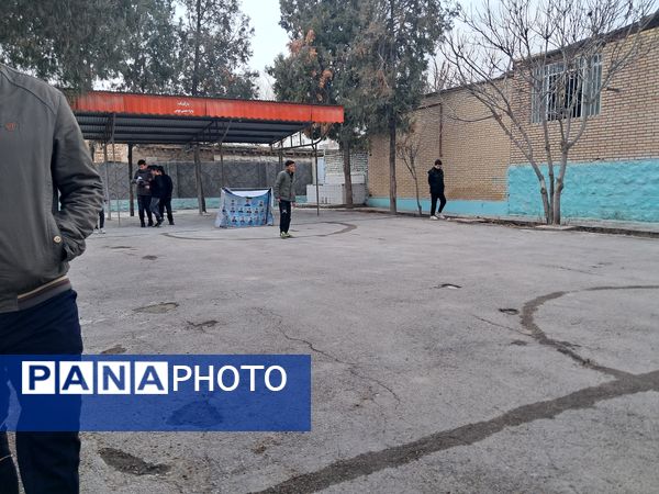 برگزاری مسابقه فوتبال گل کوچک درون مدرسه‌ای به‌مناسبت دهه فجر دبیرستان  پژوهش آشخانه 