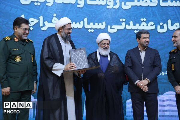 نشست فصلی رؤسا و معاونان سازمان عقیدتی سیاسی فراجا در همدان 