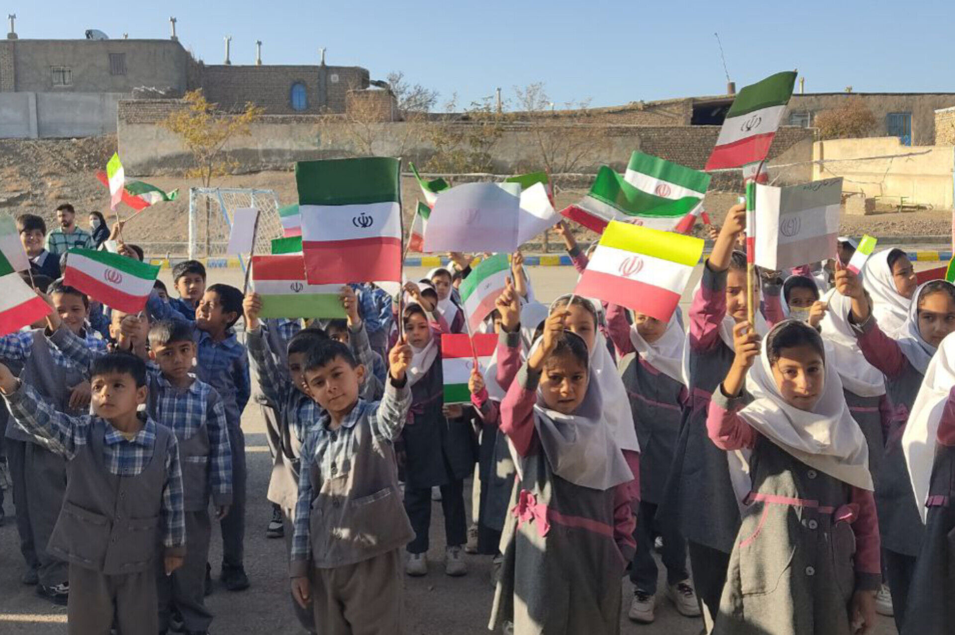 مراسم صبحگاهی دبستان شهید رحمت الله قلعه یزدانی و آموزشگاه آیت الله اراکی