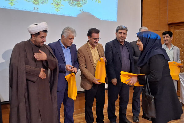 تقدیر از چهره های روشن در محفل ایمان 