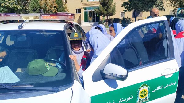 تبریک به پدران شاغل نیروی انتظامی توسط دانش‌آموزان مدرسه شاهد خیر سجادی
