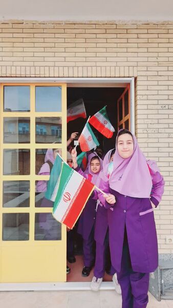 جشن دهه فجر با نقاشی‌های خلاقانه دانش‌آموزان پایه پنجم در کانون پرورشی تفت