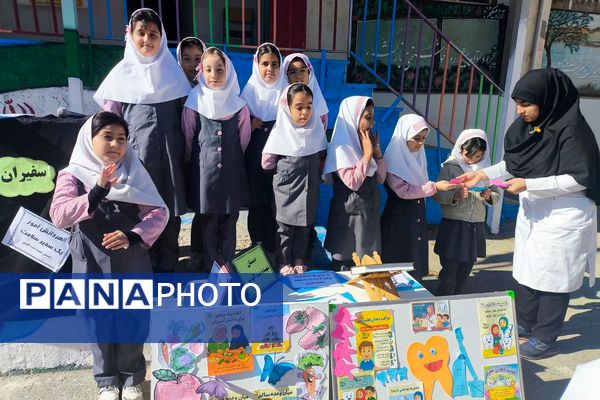 افتتاحیه طرح سفیران سلامت فیروزکوه همراه با اهدای کارت و توزیع مکمل