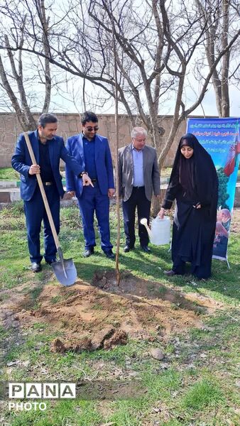 کاشت چهل نهال یادبود چهلم شهدای دانش‌آموزی مدرسه شجره طیبه میناب در اردوگاه الغدیر تبریز 