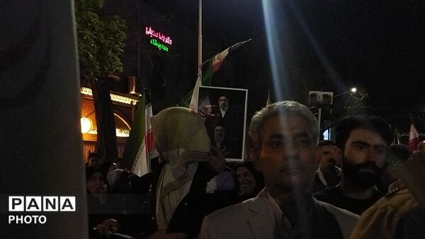 مردم نیشابور خانوادگی در میدان حاضر هستند 