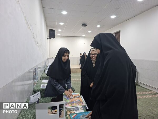 غرفه دبیرستان دخترانه شاهد طالقانی به‌مناسبت هفته مشاغل 