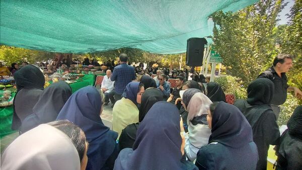 برپایی سفره‌ی احسان در محوطه بیمارستان فوق تخصصی آیت‌الله یثربی کاشان