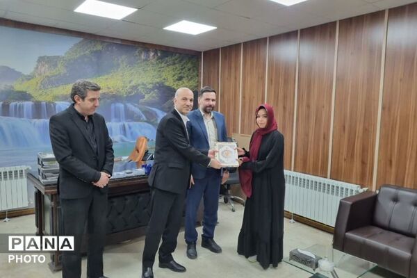 تقدیم قدردانی شهردار نسیم‌شهر از برگزیدگان پویش عکاسی «دلدادگان»