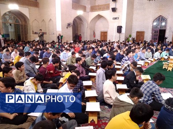 بزرگترین محفل دانش‌آموزی انس با قرآن در شهر یزد 