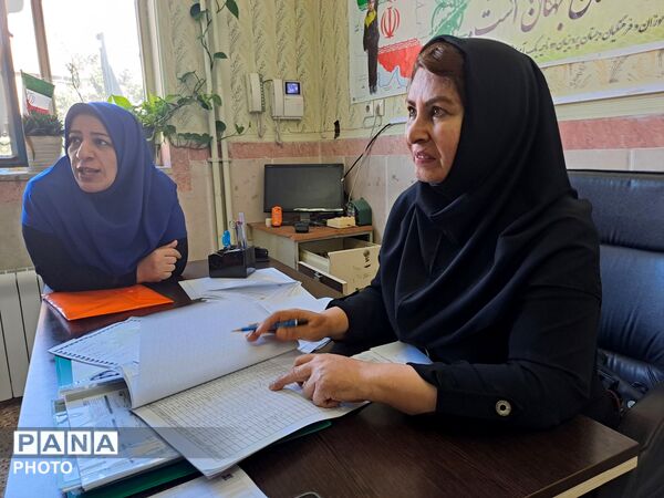 تحویل کارنامه دانش‌آموزان در مدرسه سید میرزایی