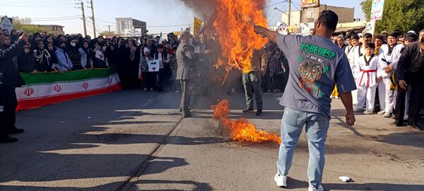 دانش‌آموزان دهلرانی در راهپیمائی ۲۲بهمن