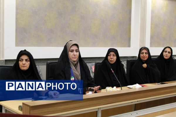 جلسه هم‌اندیشی بانوان اداری نیشابور با مدیر آموزش و پرورش 