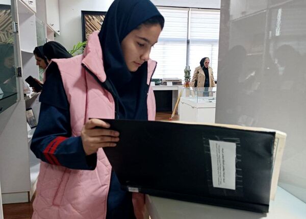 بازدید دانش‌آموزان مدارس هیأت امنایی فرزانگان و شهدای مدافع حرم از دانشگاه صنعتی شریف 