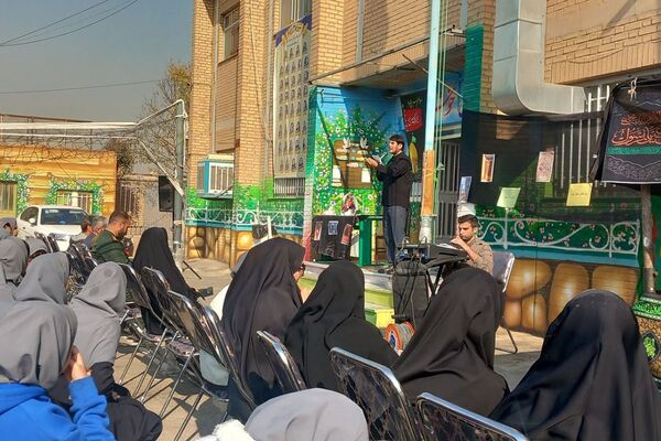 سوگواری فرهنگیان و دانش‌آموزان شهرستان قرچک در مدرسهٔ متوسطه اول بنیاد پانزده خرداد 