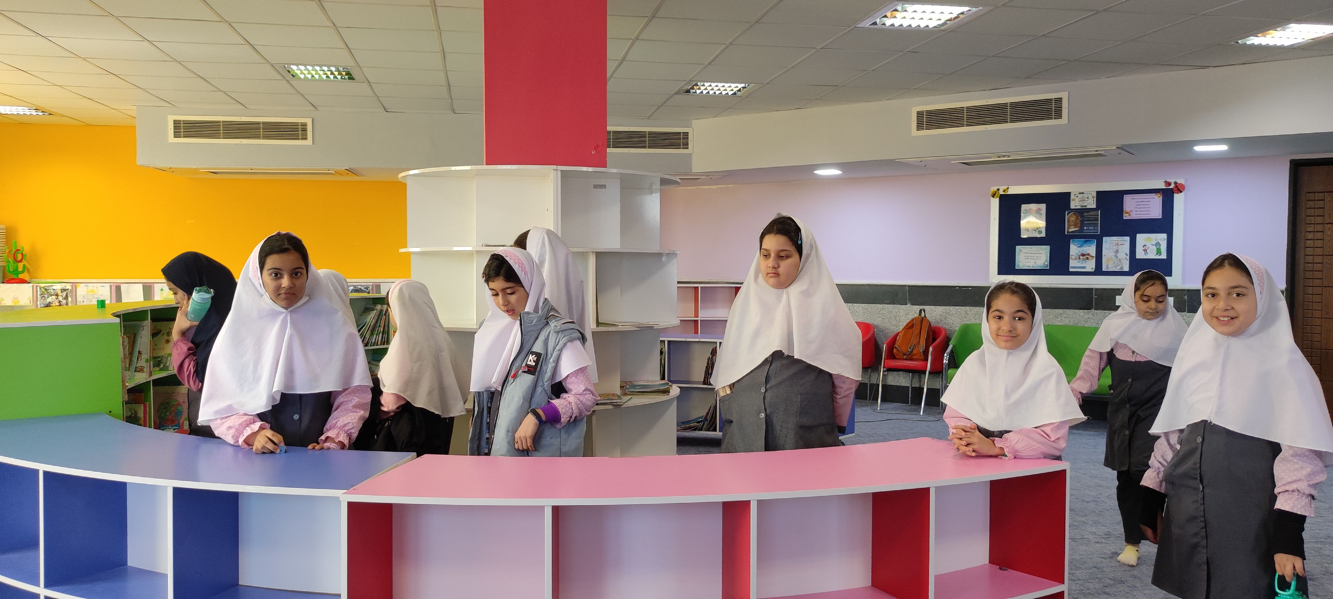 بازدید دانش آموزان دبستان محجبه از کتابخانه اندیشه شیروان