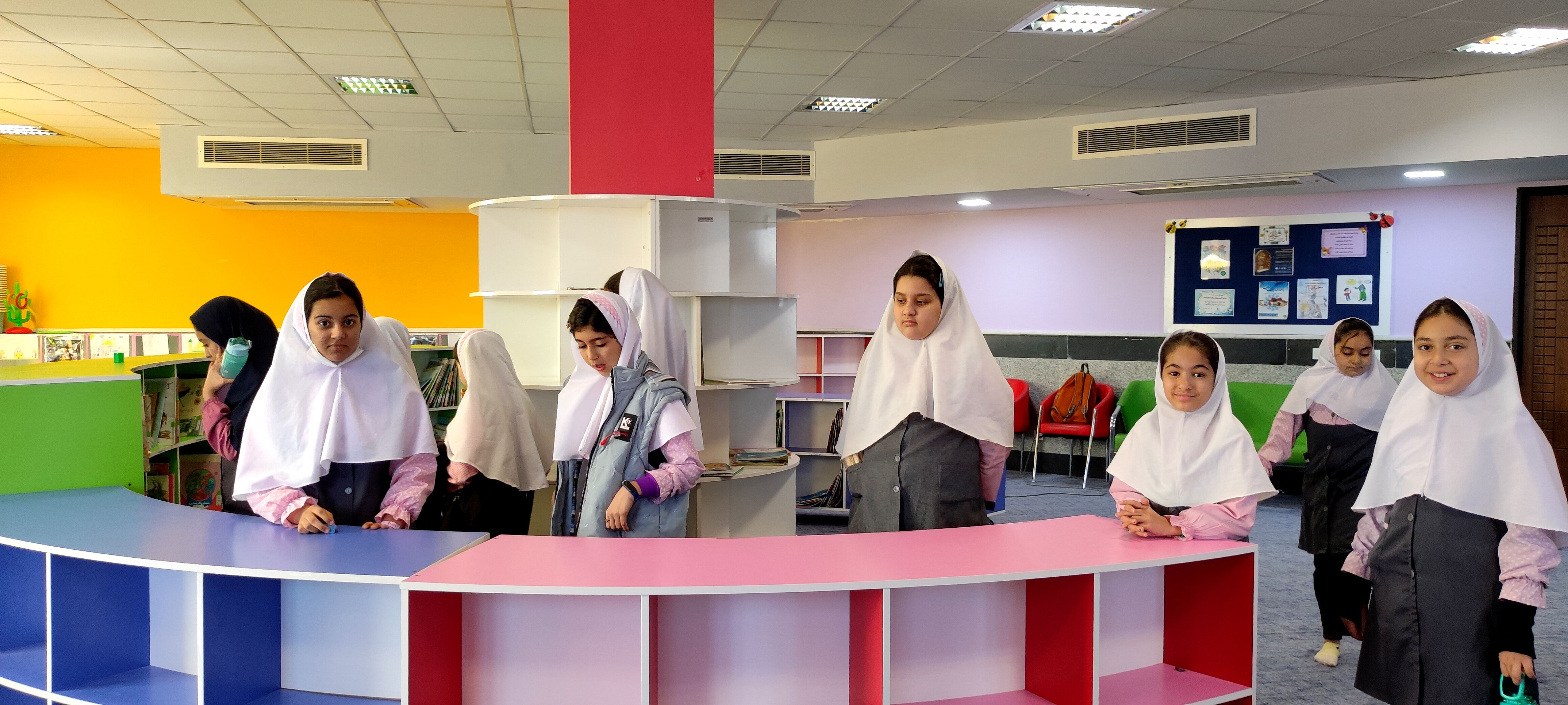 بازدید دانش آموزان دبستان محجبه از کتابخانه اندیشه شیروان