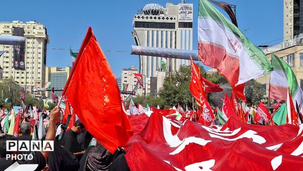مشهد، در آغوشِ حرم، با رهبر شهید وداع کرد