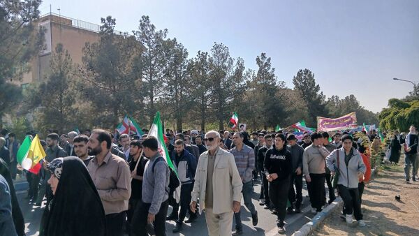 راهپیمایی 13 آبان دانش‌آموزان و مسئولین شهر مهستان