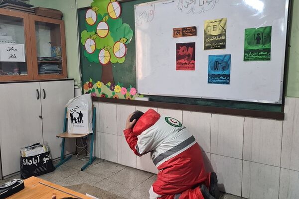 مانور سراسری زلزله در دبستان هموطن یک رودهن 