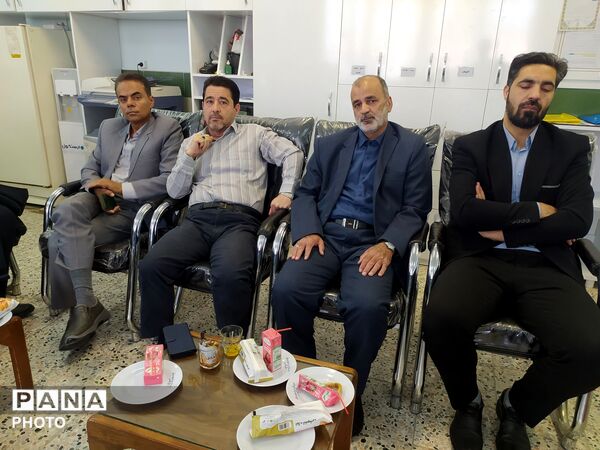 جلسه شورای دبیران دبیرستان نمونه آیت‌الله خامنه‌ای