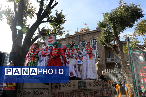 غرفه نسل افتخار سازمان دانش‌آموزی استان آذربایجان شرقی در راهپیمایی ۱۳‌ آبان