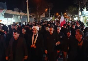 مردم کوهدشت با فریاد های پرشور در مسیر تاریک راهپیمایی شبانه قدم می زدند 