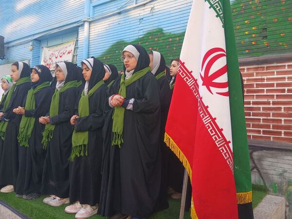 طنین شعارهای انقلابی در دبستان دخترانه میثاق به مناسبت ۱۳ آبان