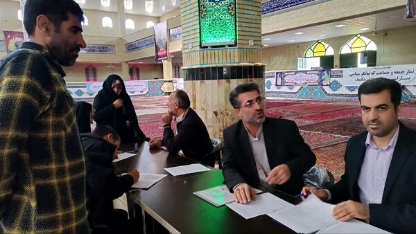 میز خدمت مدیریت آموزش و پرورش اسلامشهر در مصلی نماز جمعه اسلامشهر