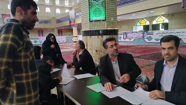 میز خدمت مدیریت آموزش و پرورش اسلامشهر در مصلی نماز جمعه اسلامشهر