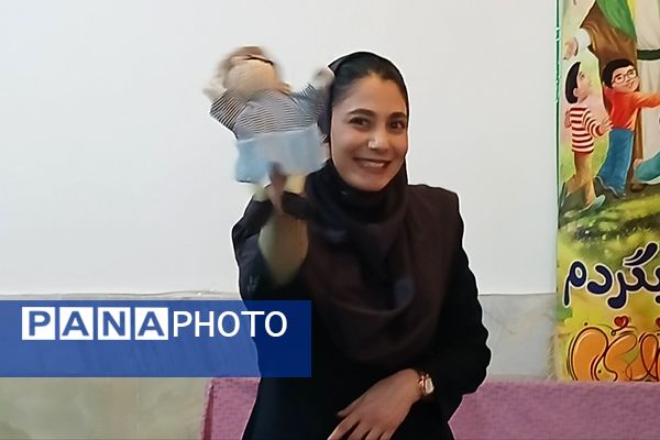 دهه فجر با رنگ شادی در دبستان سیاح‌مقدم رباط‌کریم