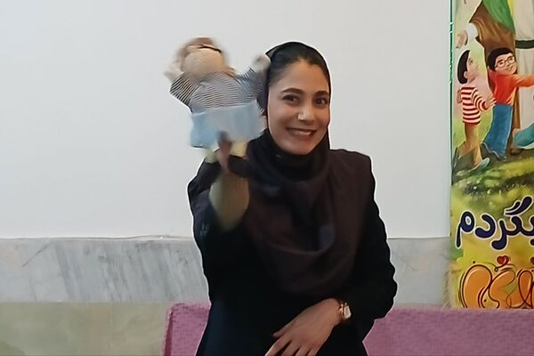 دهه فجر با رنگ شادی در دبستان سیاح‌مقدم رباط‌کریم