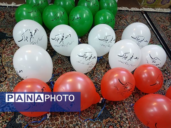 نماز جمعه‌ای با عطر و بوی دهه فجر