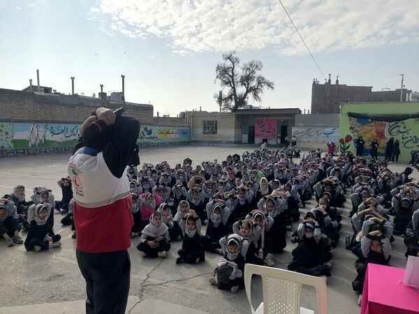  آموزش نحوه پناهگیری وآمادگی برای  مانور زلزله