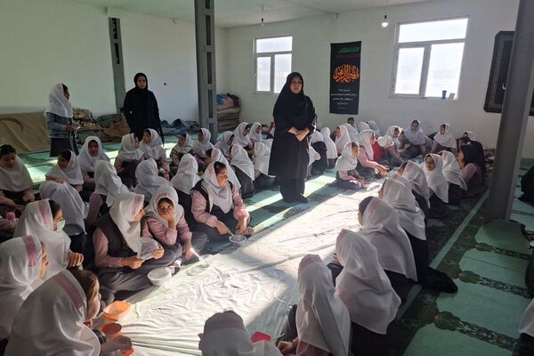 نوگلان فاطمی دبستان پروین فیروزکوه در آغوش مهربانی