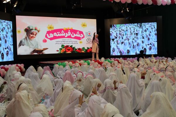 جشن عبادت ۱۳۰۰ نفر از دختران منطقه ۱۰ در مهدیه امام حسن مجتبی(ع)