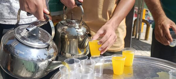 توزیع شربت و شیرینی به مناسبت میلاد پیامبر اسلام (ص) 