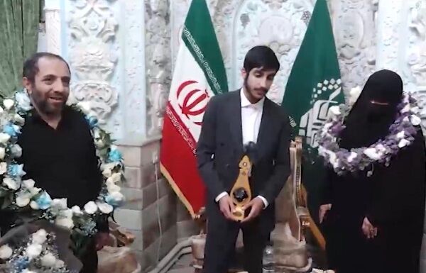 استقبال از مدال‌آور المپیاد جهانی فیزیک در حرم حضرت معصومه(س)