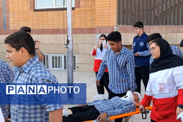 مراسم پدافند غیرعامل در دبیرستان بشارت بهارستان‌دو 