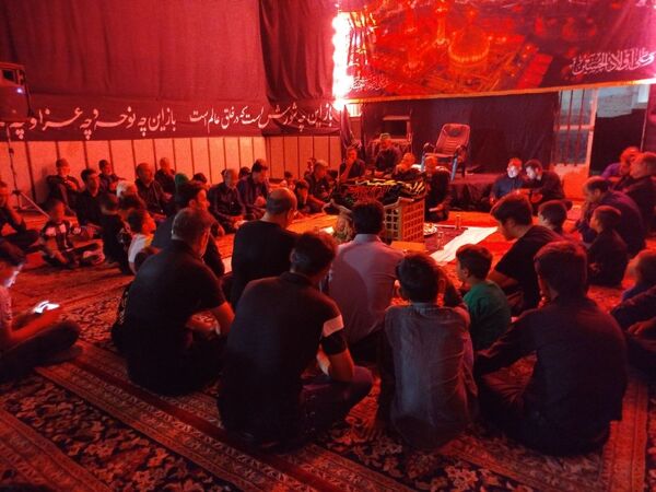 برپایی سفره حضرت رقیه(ص) در حسینه حسینی روستای رزق آباد شهرستان کاشمر