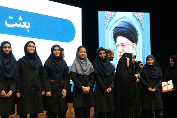 تقدیر از دانش‌آموزان برتر حوزه فرهنگی و هنری در آموزش و پرورش ناحیه یک شهرری