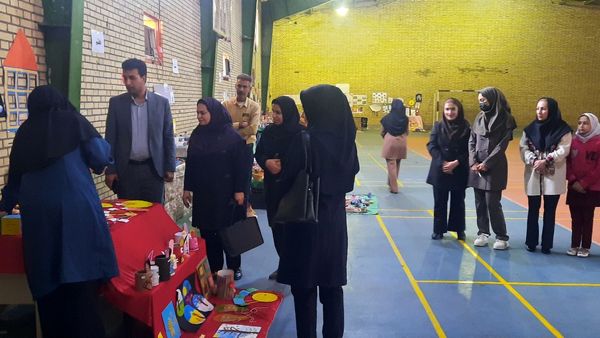 بازدید مدیر آموزش و ‌پرورش حاجی‌آباد از نمایشگاه خلاقیت‌های دانش‌آموزی دبستان استقلال  